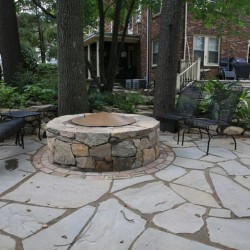 Fieldstone fire pit with a cool cover to keep the rain out..!